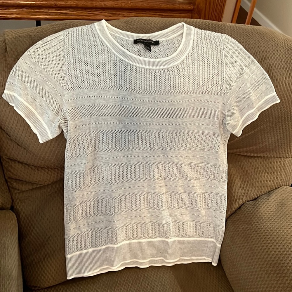 Short sleeve gray and white knit shirt